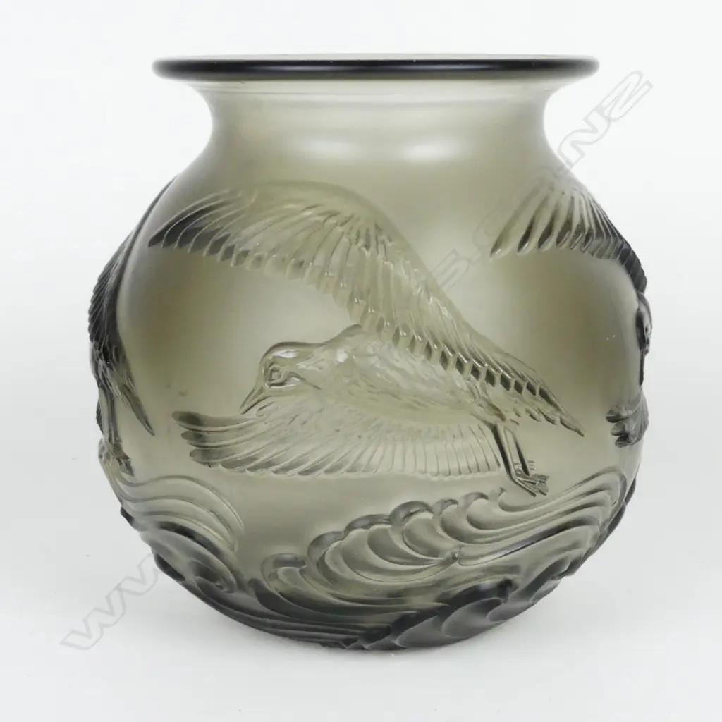 An Art Deco glass vase Image 1++