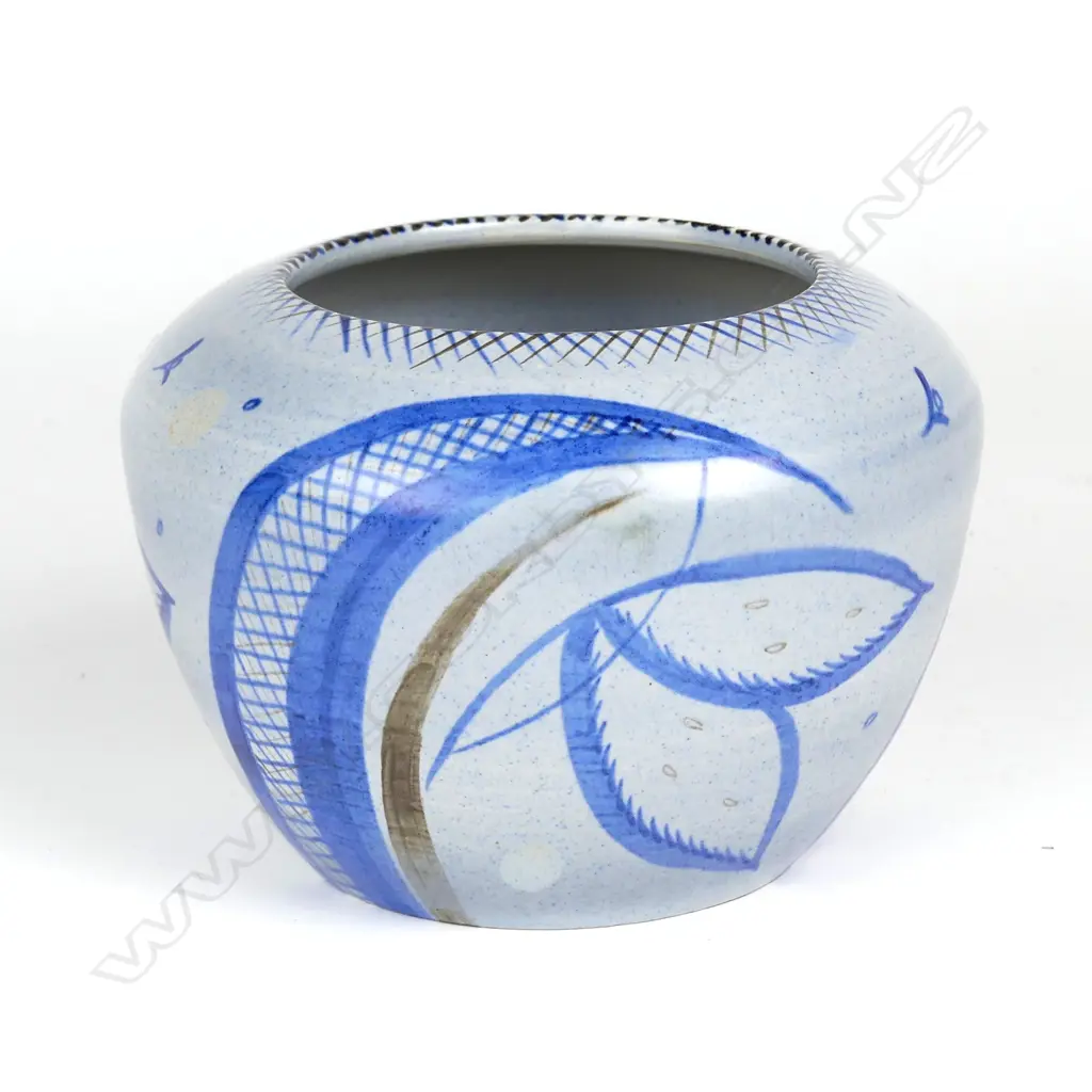 A Susie Cooper vase Image 1++