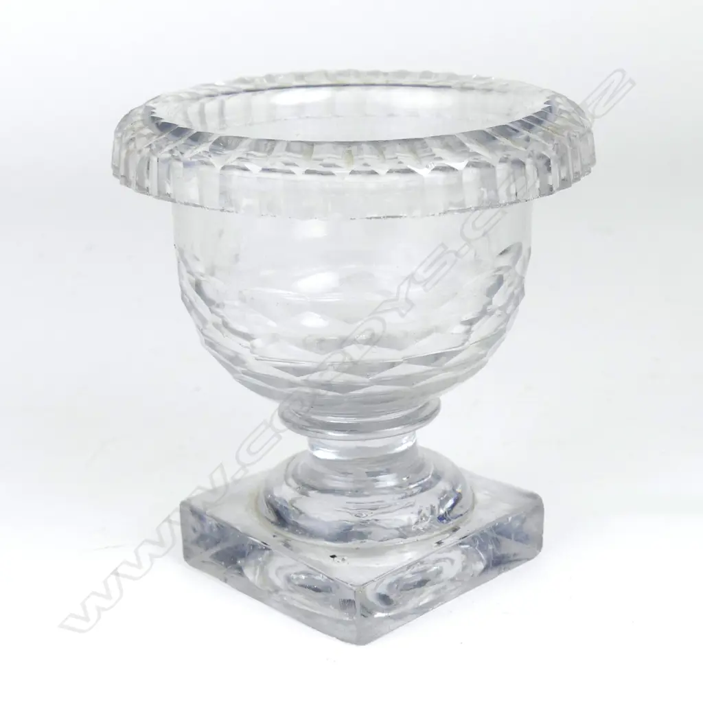 A Georgian Irish glass salt Image 1++