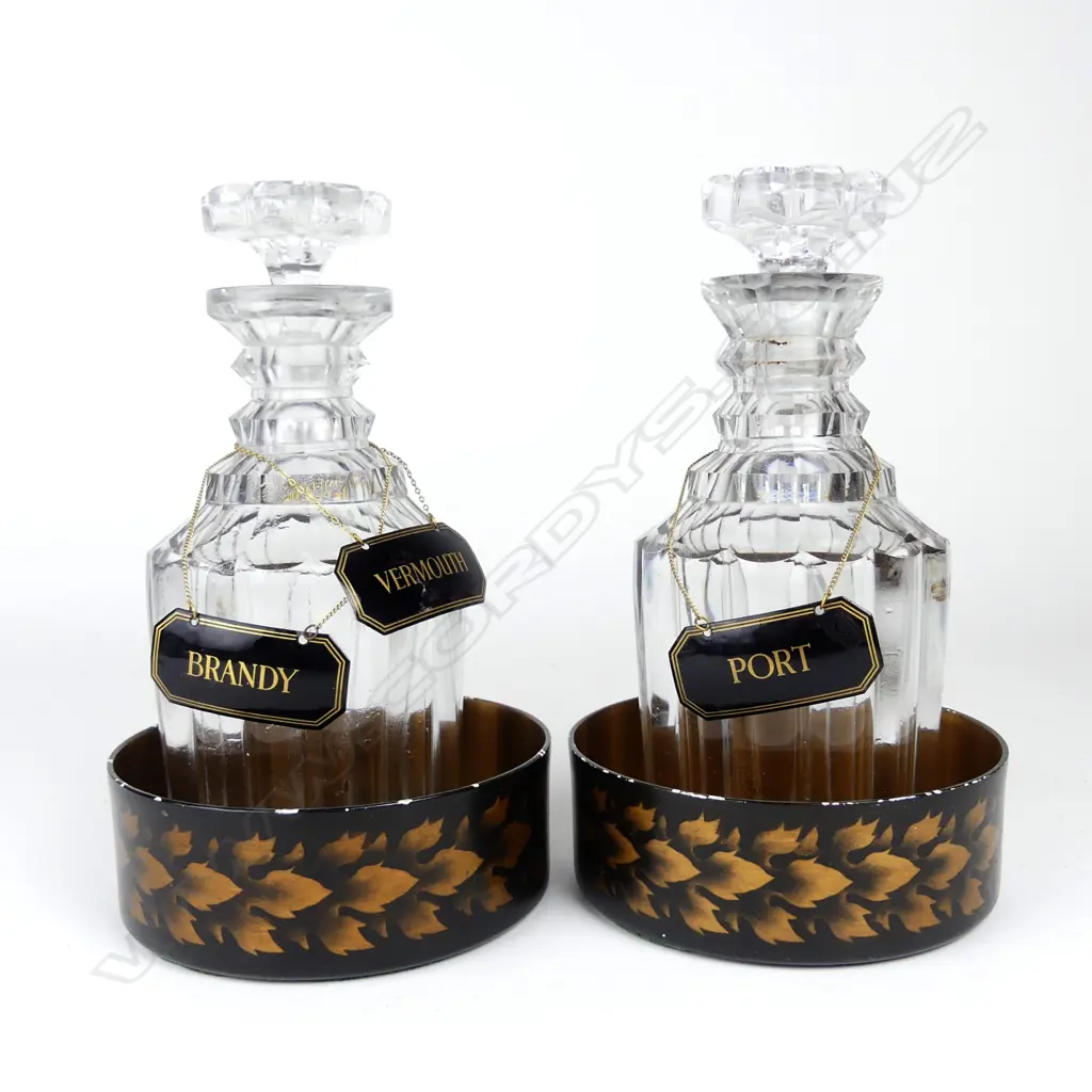 A pair of Georgian cut crystal decanters Image 1++