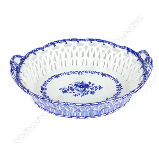 A 19thC blue and white porcelain basket