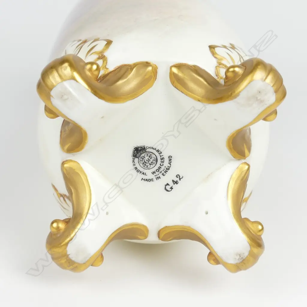 A mid-20thC Royal Worcester Highland Cattle vase by Harry Stinton Image 1++