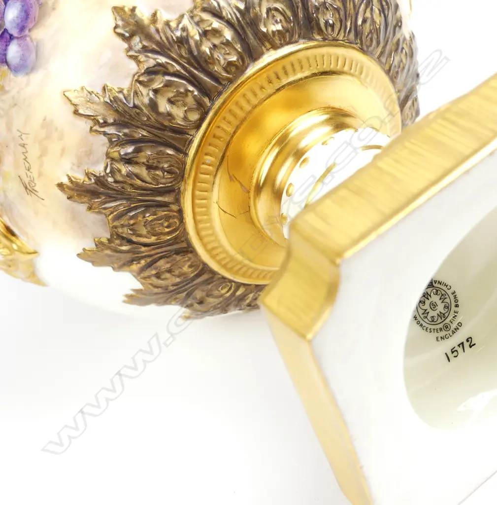 A Royal Worcester Freeman lidded urn Image 1++