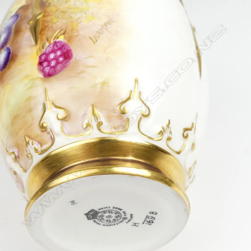 A Royal Worcester potpourri vase and cover painted with fruit by Leaman Image 1++