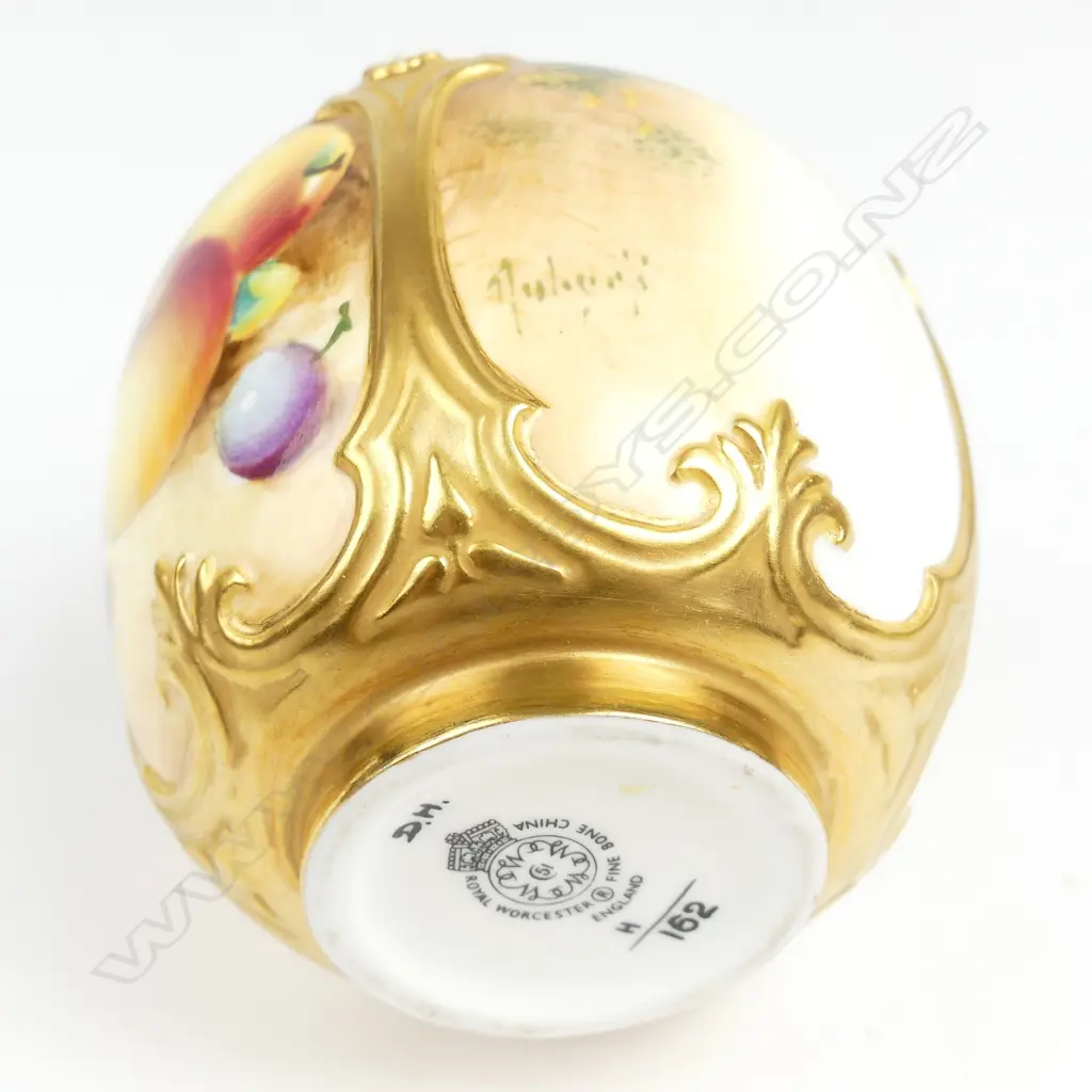 A Royal Worcester potpourri vase and cover painted by Roberts Image 1++