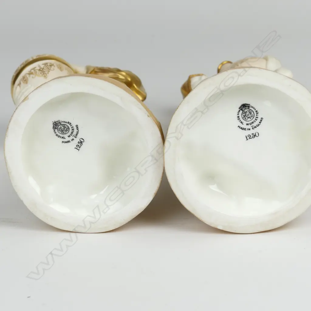 A pair of Royal Worcester figurines Image 1++