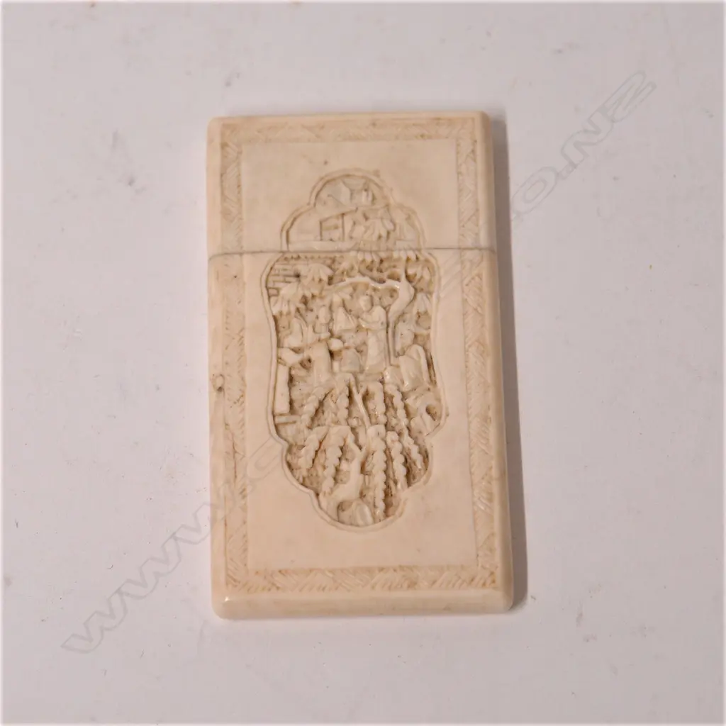 A late 19thC Chinese finely carved ivory card case Image 1++