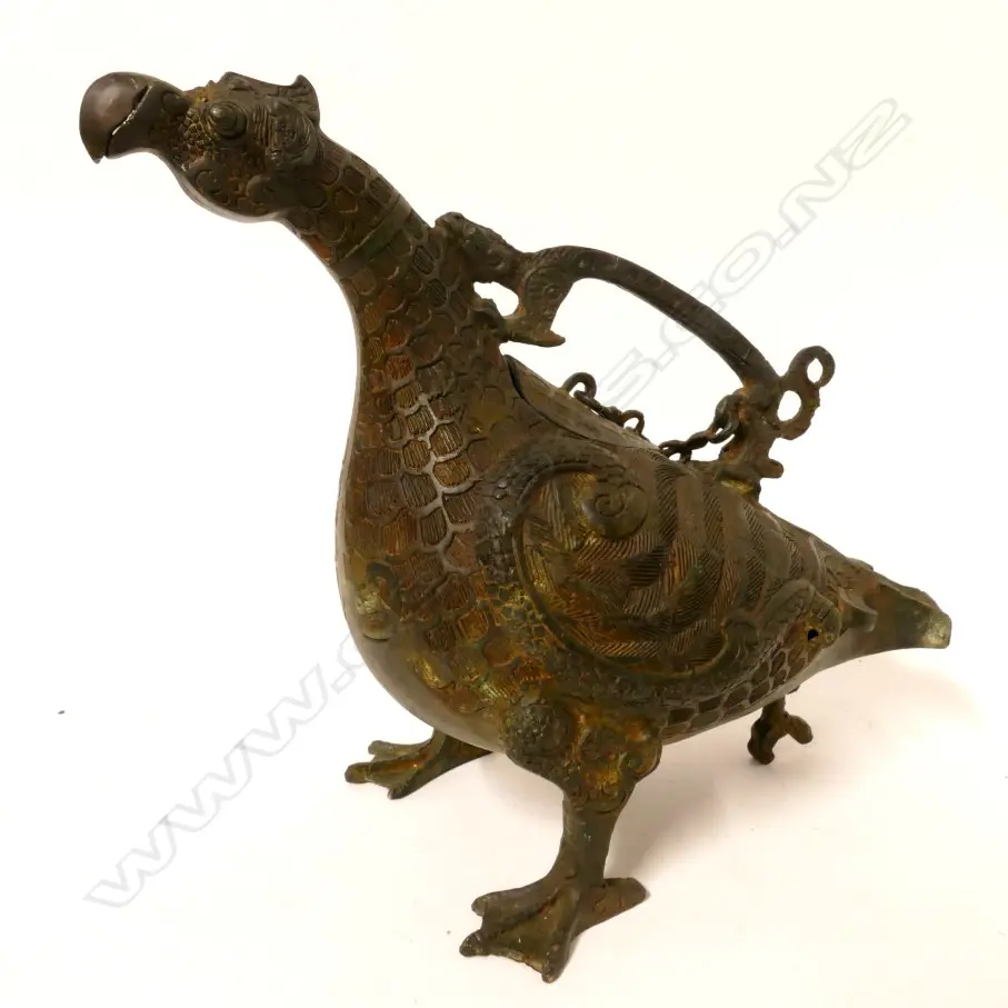 A Han dynasty-style bronze ewer modelled as a bird Image 1++