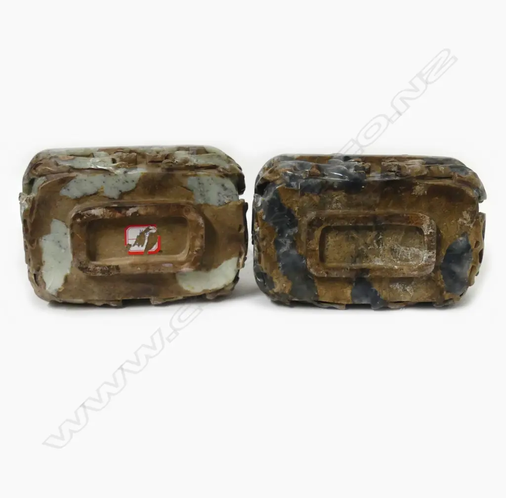 A pair of Chinese jade urns Image 1++