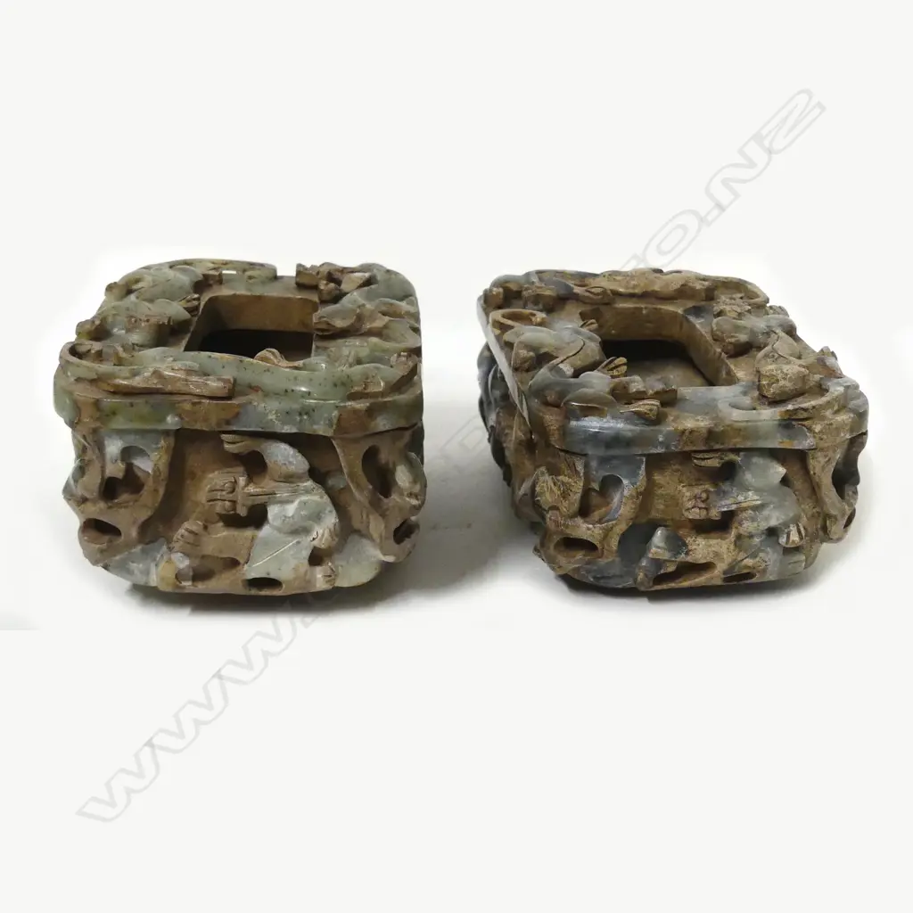 A pair of Chinese jade urns Image 1++