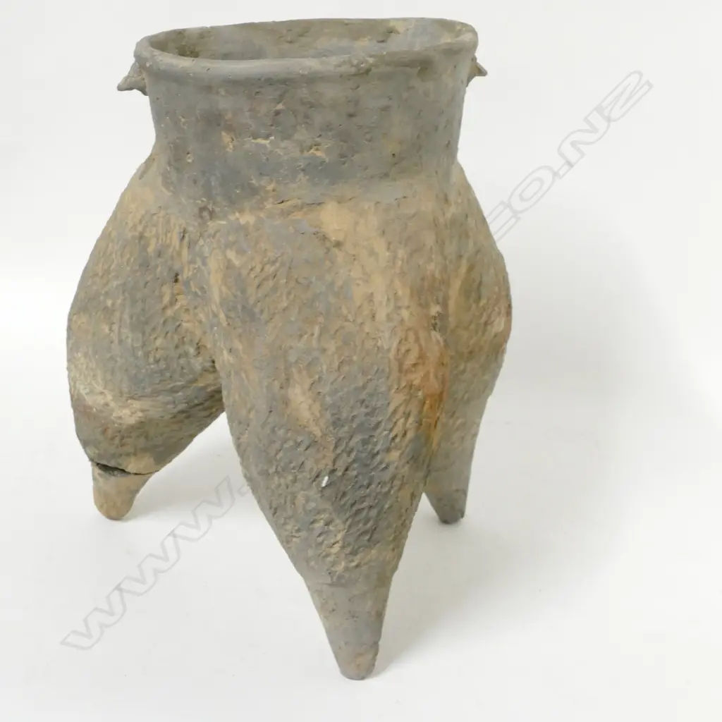 A Chinese large Neolithic three legged pottery cooking pot Image 1++