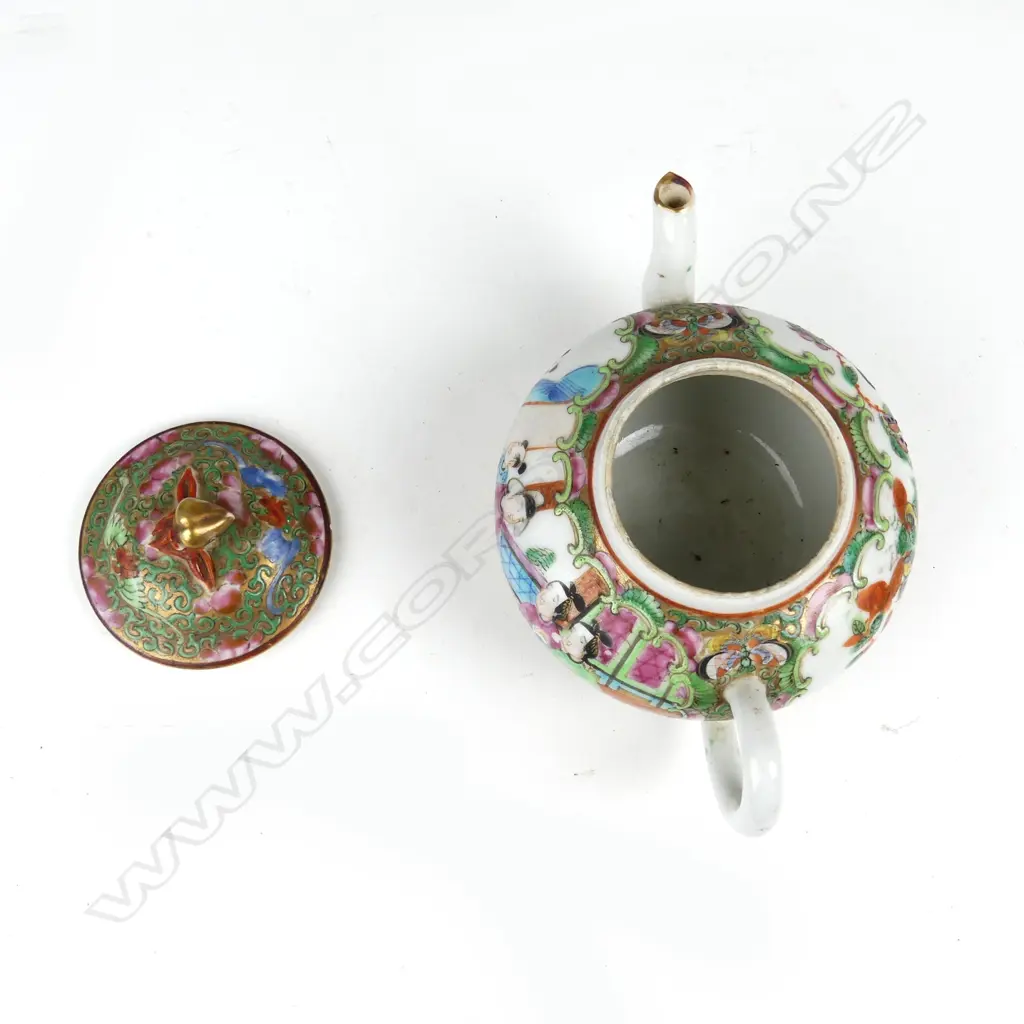 A c.1900 famille rose small teapot Image 1++