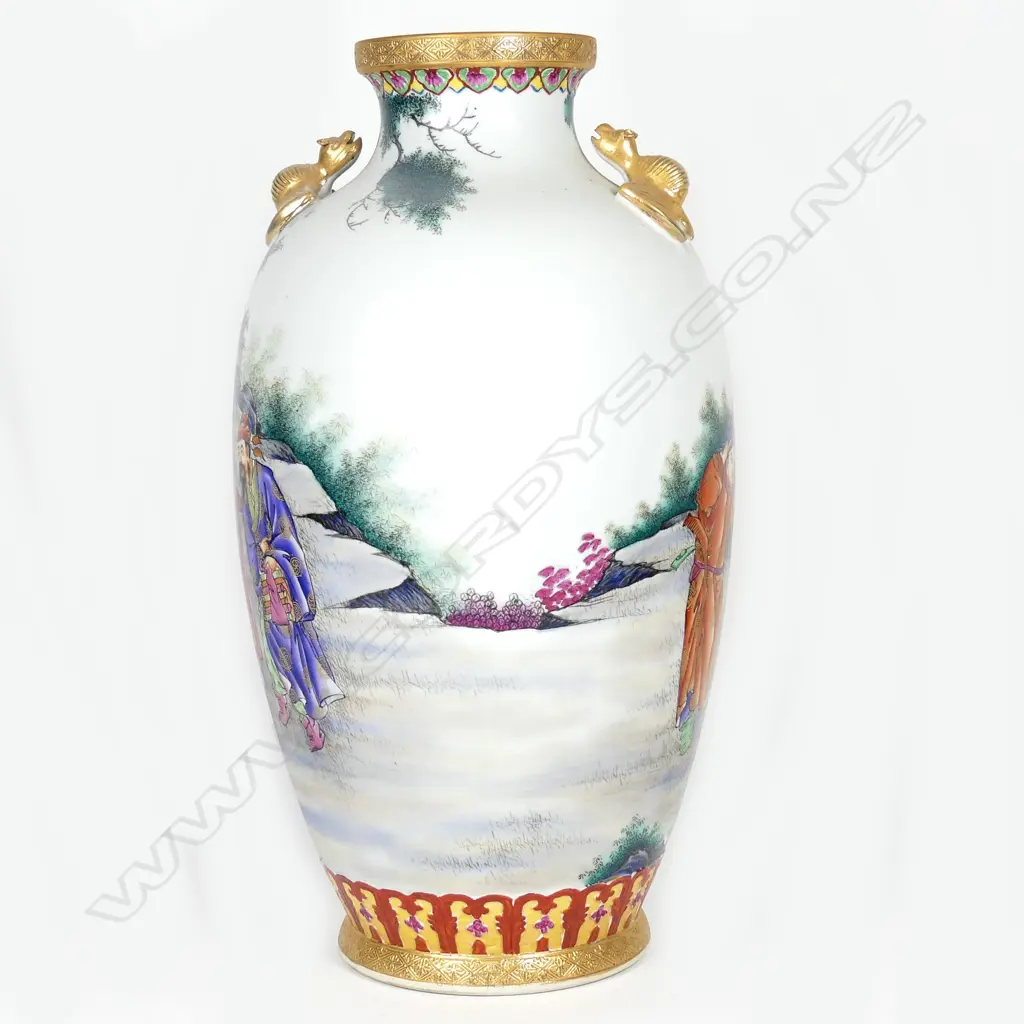 A large Chinese famille rose porcelain vase Image 1++