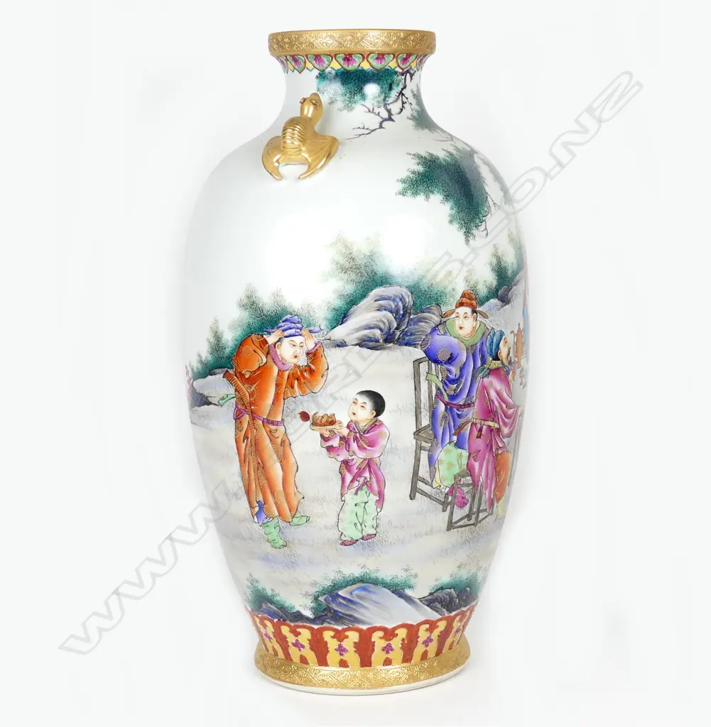 A large Chinese famille rose porcelain vase Image 1++