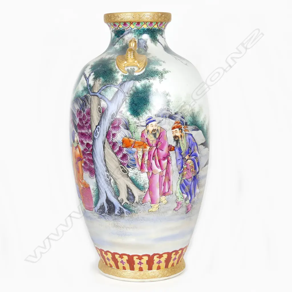 A large Chinese famille rose porcelain vase Image 1++
