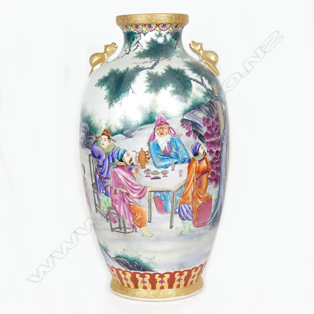 A large Chinese famille rose porcelain vase Image 1++