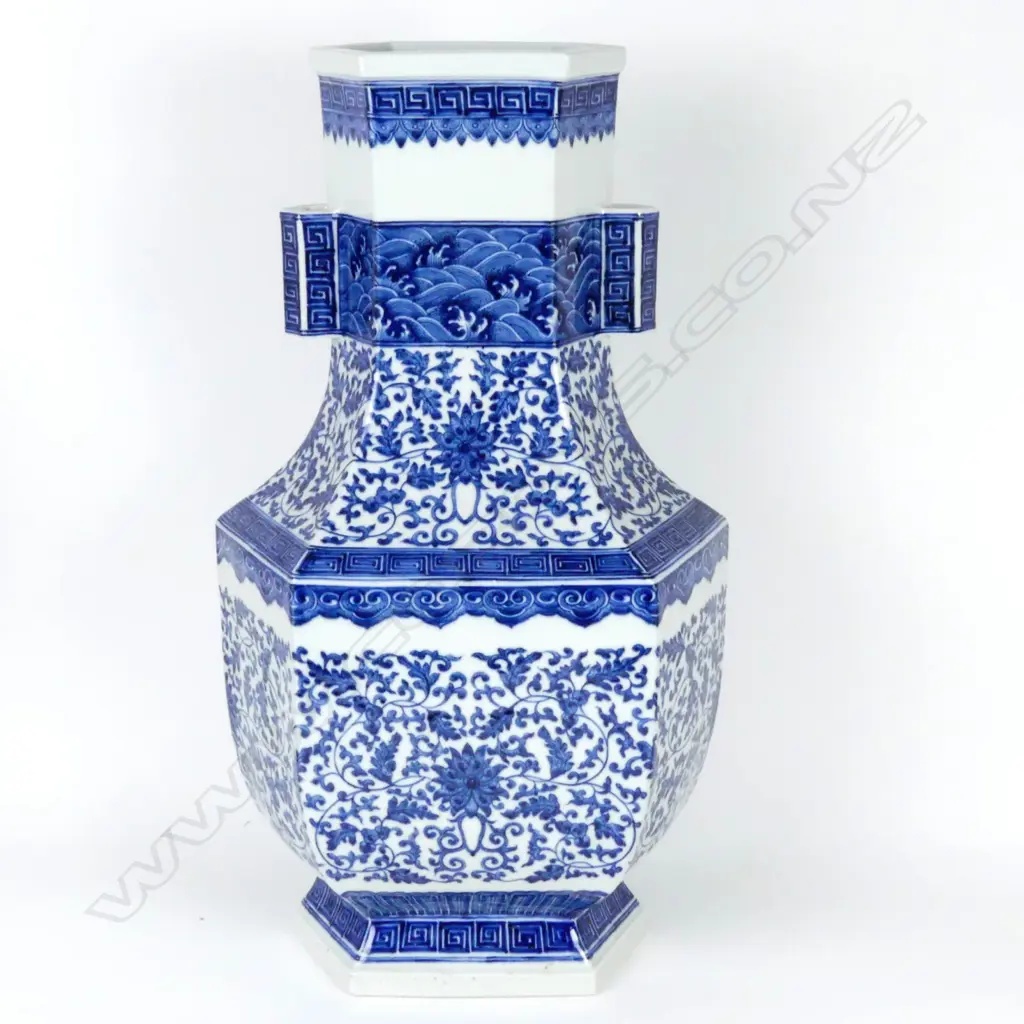 A large Chinese blue and white vase Image 1++