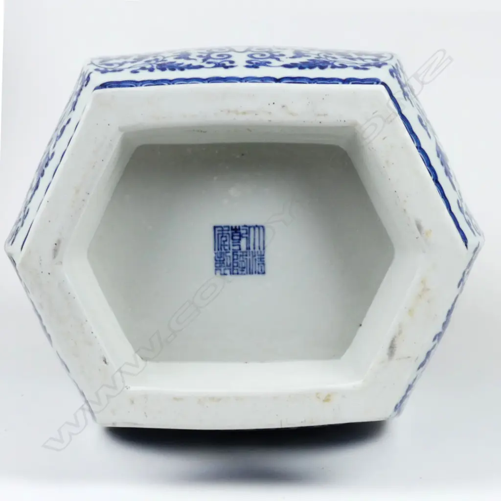 A large Chinese blue and white vase Image 1++