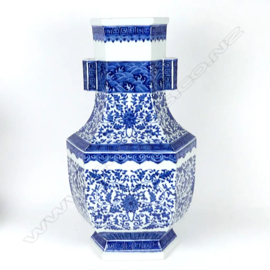 A large Chinese blue and white vase Image 1++