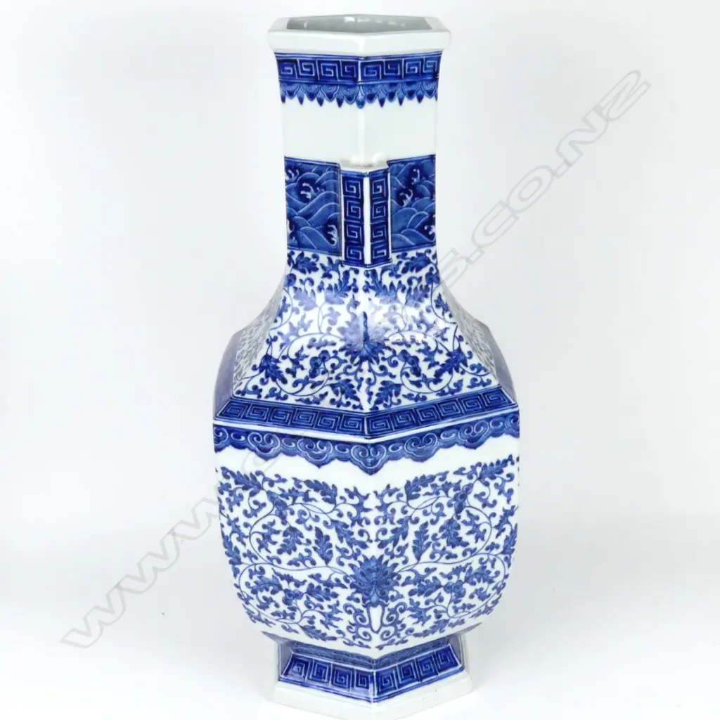 A large Chinese blue and white vase Image 1++