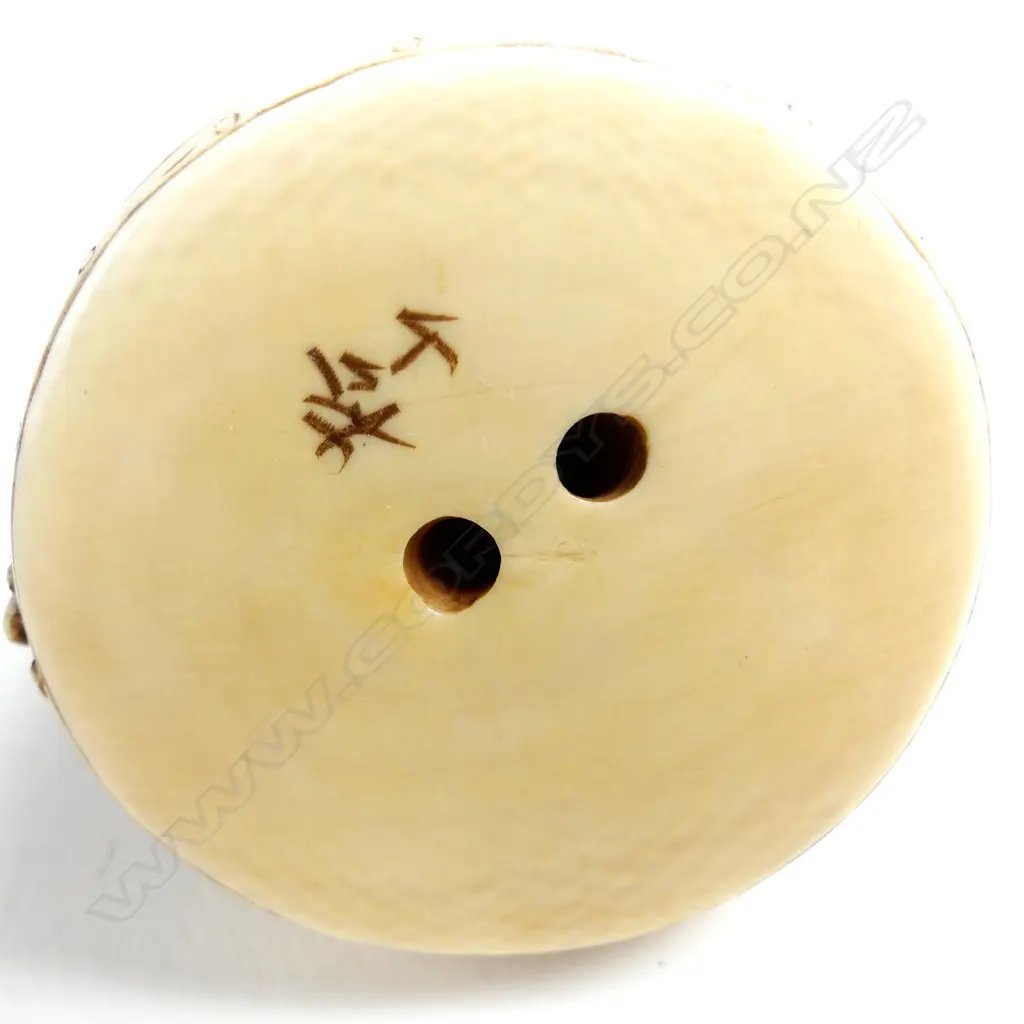 A Japanese carved ivory netsuke Image 1++