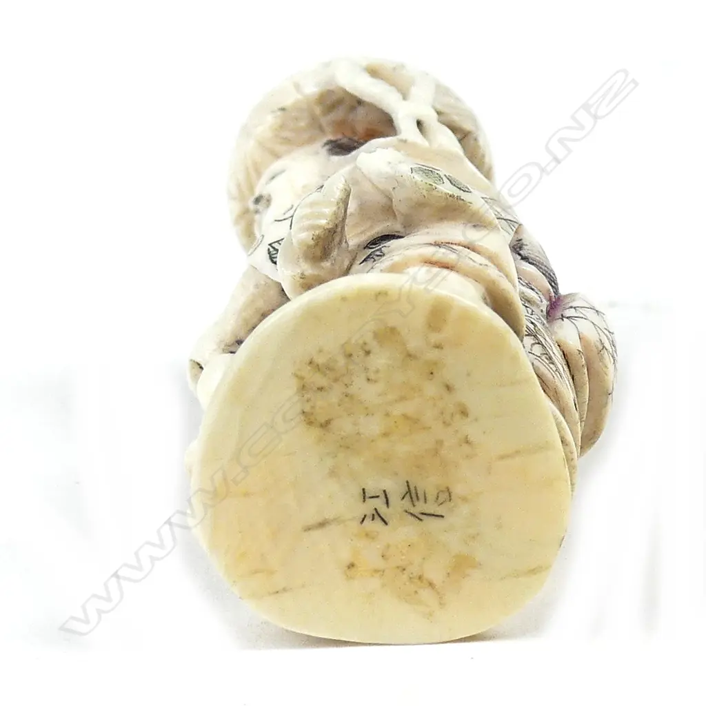 A Japanese finely carved ivory netsuke Image 1++