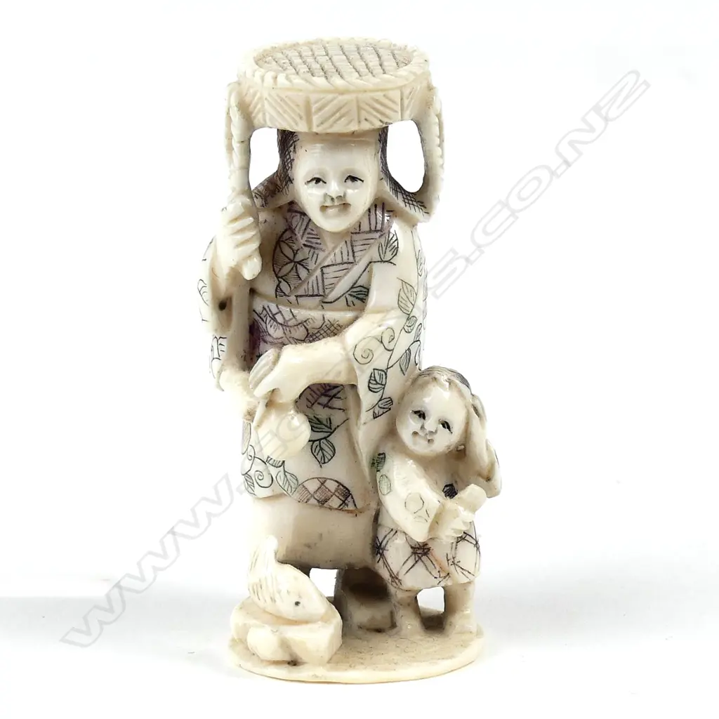 A Japanese finely carved ivory netsuke Image 1++