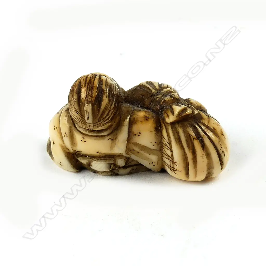 A Japanese carved ivory netsuke Image 1++