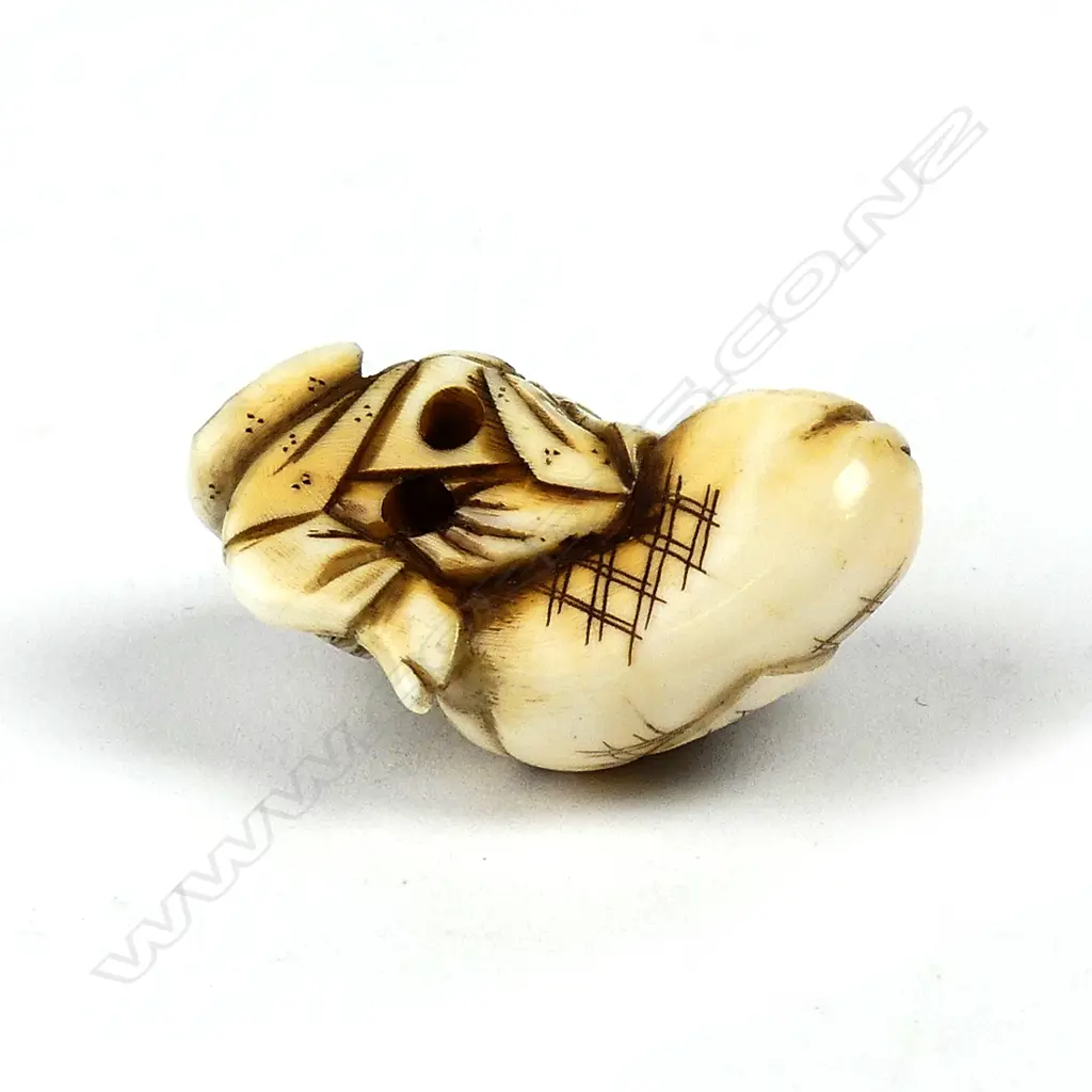 A Japanese carved ivory netsuke Image 1++