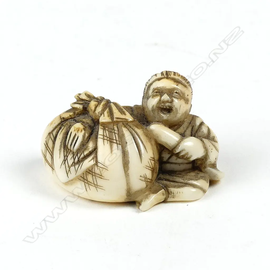 A Japanese carved ivory netsuke Image 1++