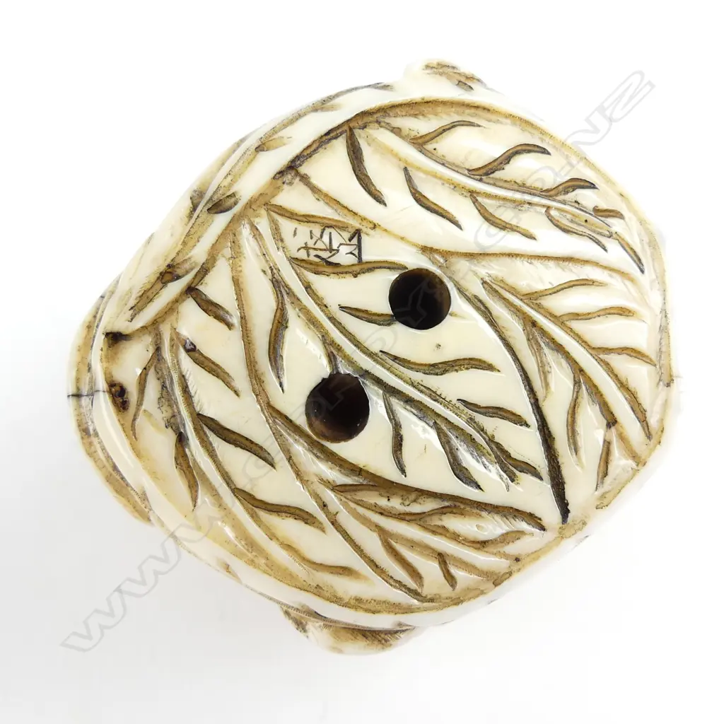 A Japanese carved ivory netsuke Image 1++