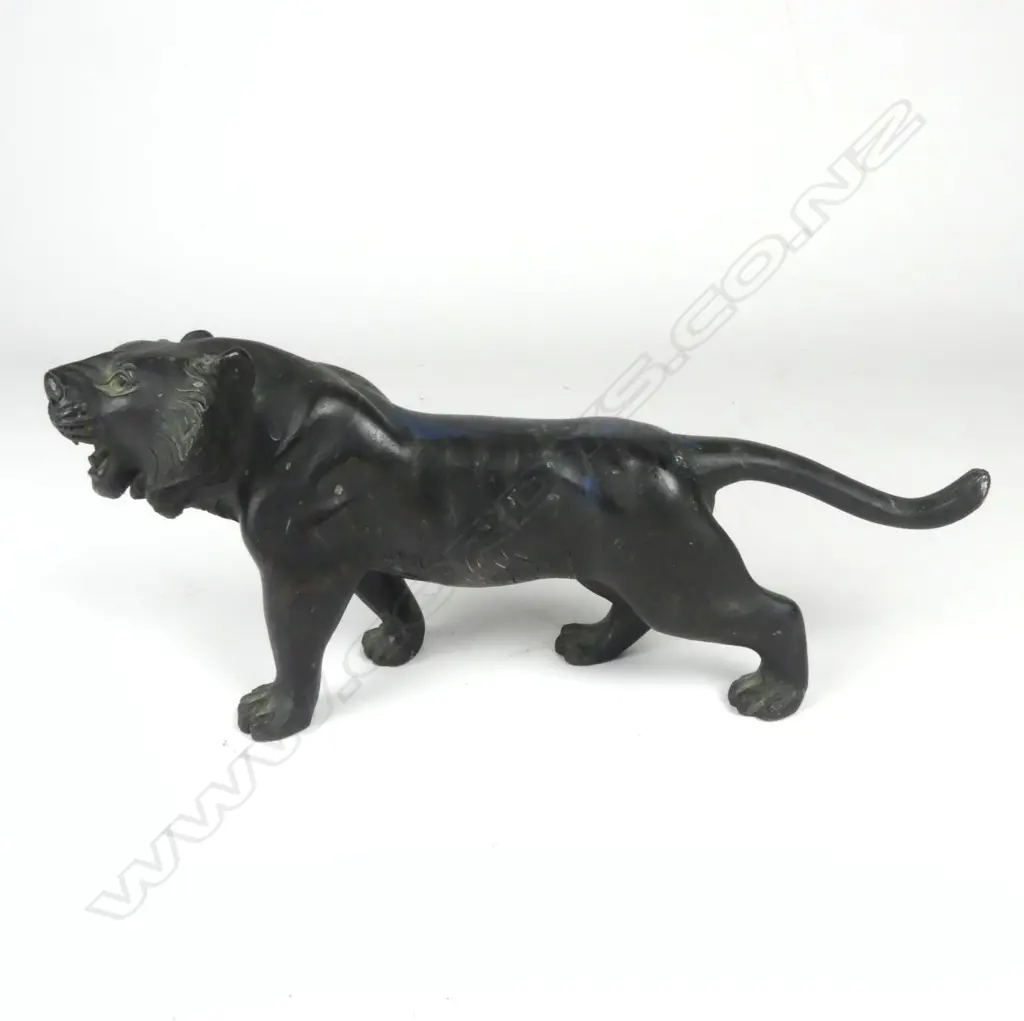 A Japanese Meiji period bronze of a tiger Image 1++