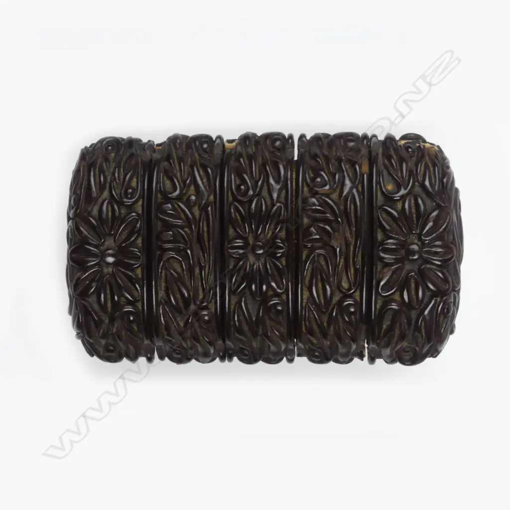 An old Japanese five section decorative lacquered inro Image 1++