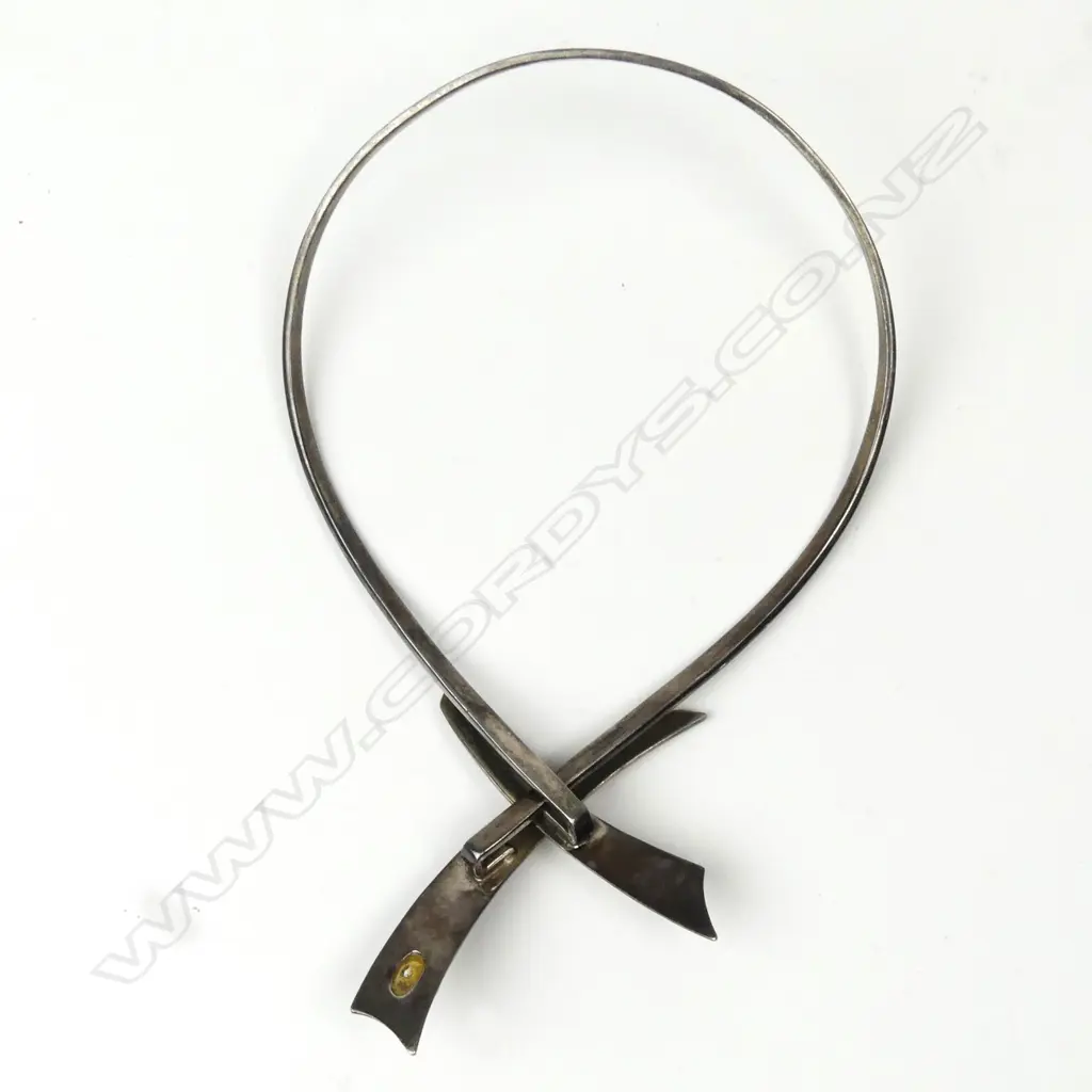 A modernist silver necklace Image 1++