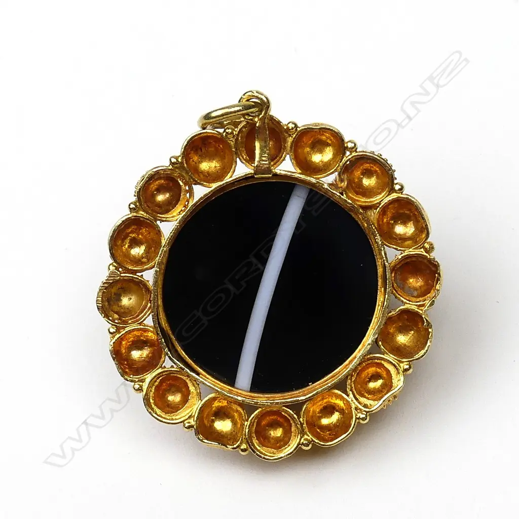 A 22ct gold and agate pendant Image 1++