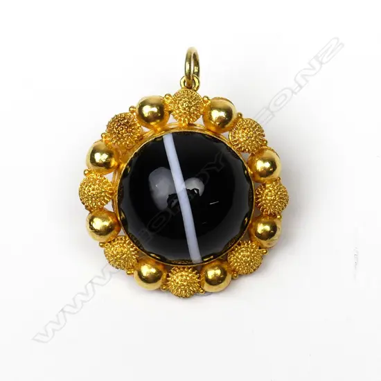 A 22ct gold and agate pendant