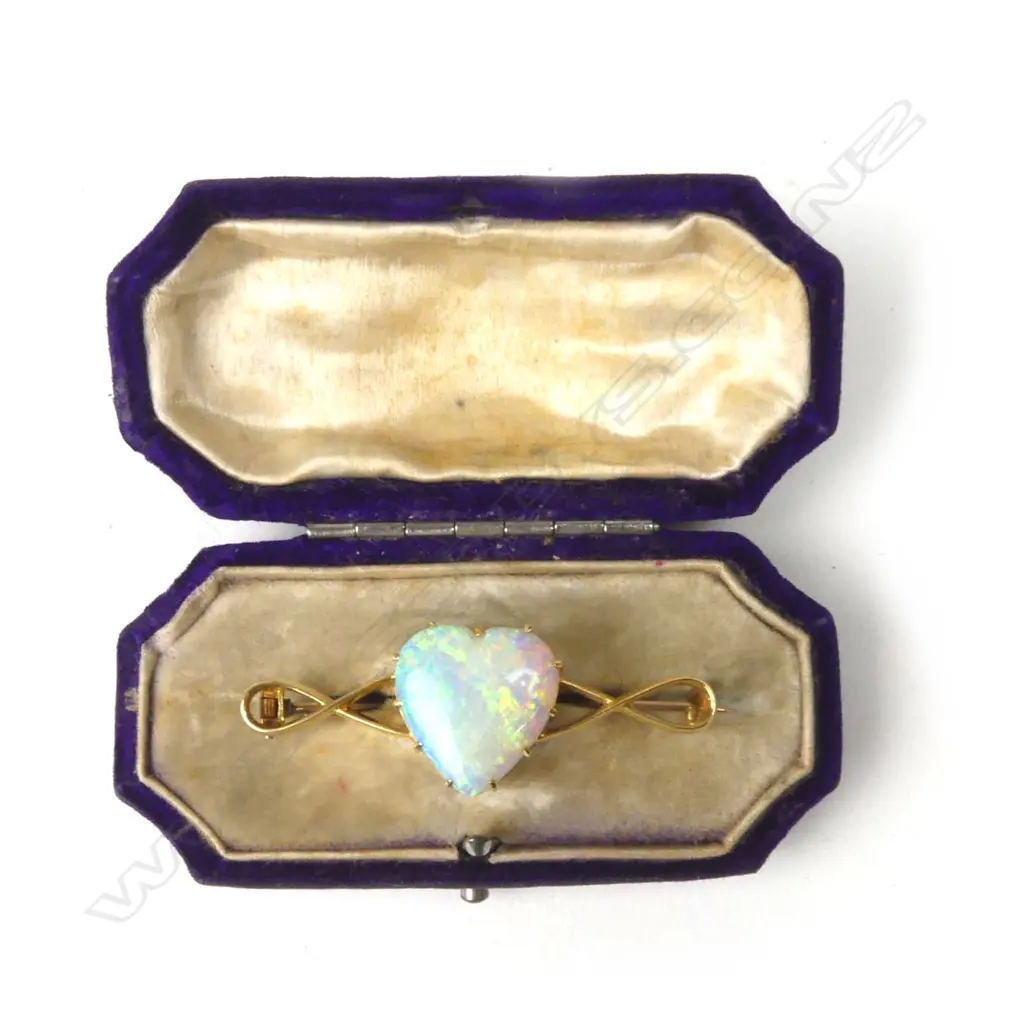 An Edwardian 18ct. yellow gold and large opal brooch Image 1++