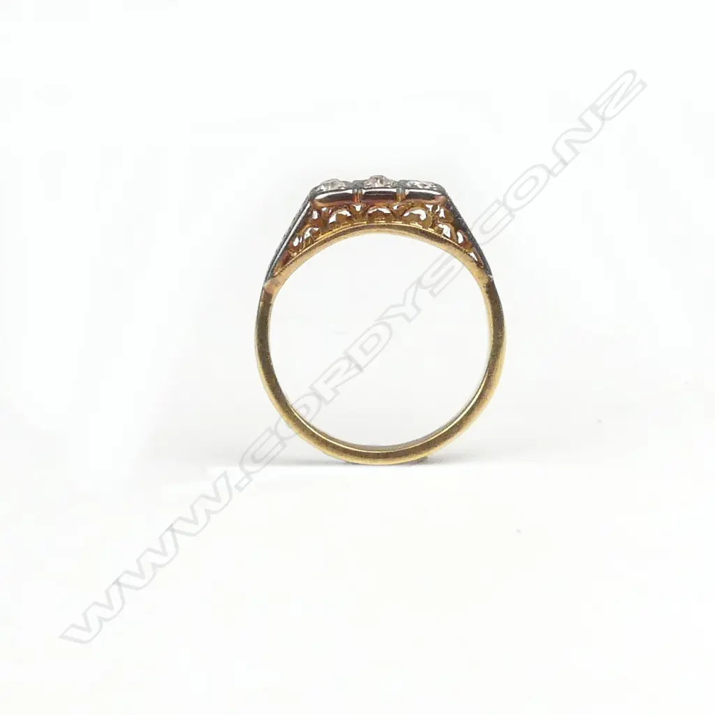 An estate 18ct gold and diamond ring Image 1++