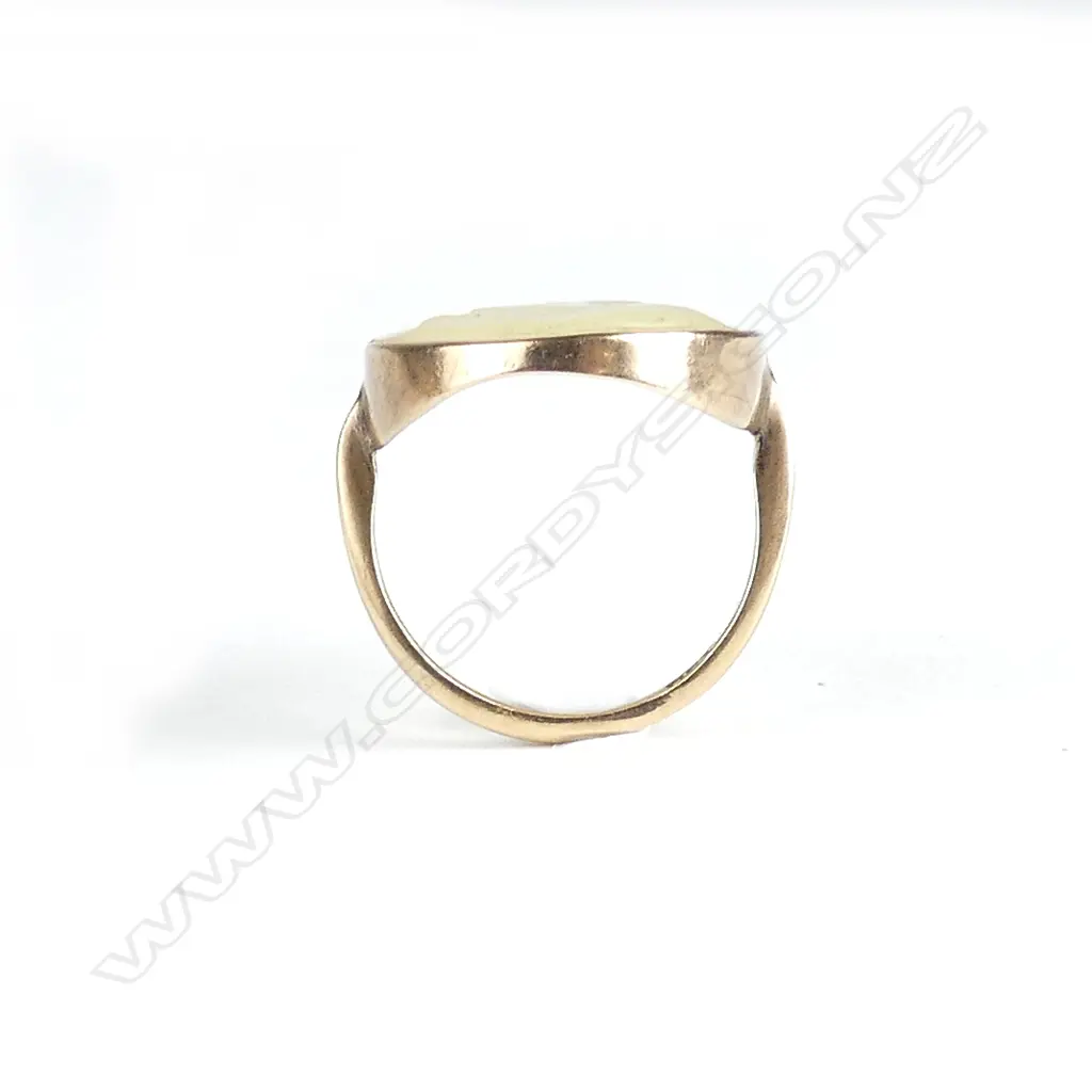 A 9ct rose gold and mother of pearl cameo ring Image 1++