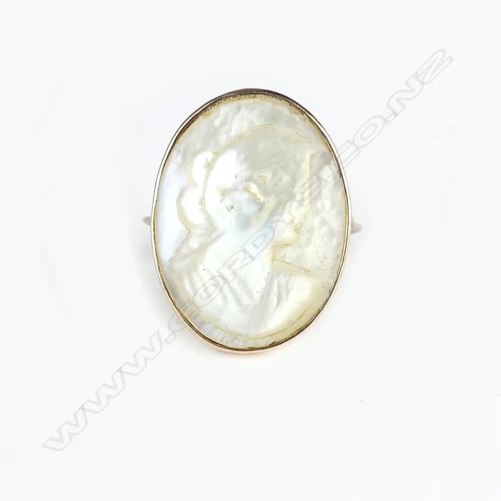 A 9ct rose gold and mother of pearl cameo ring Image 1++