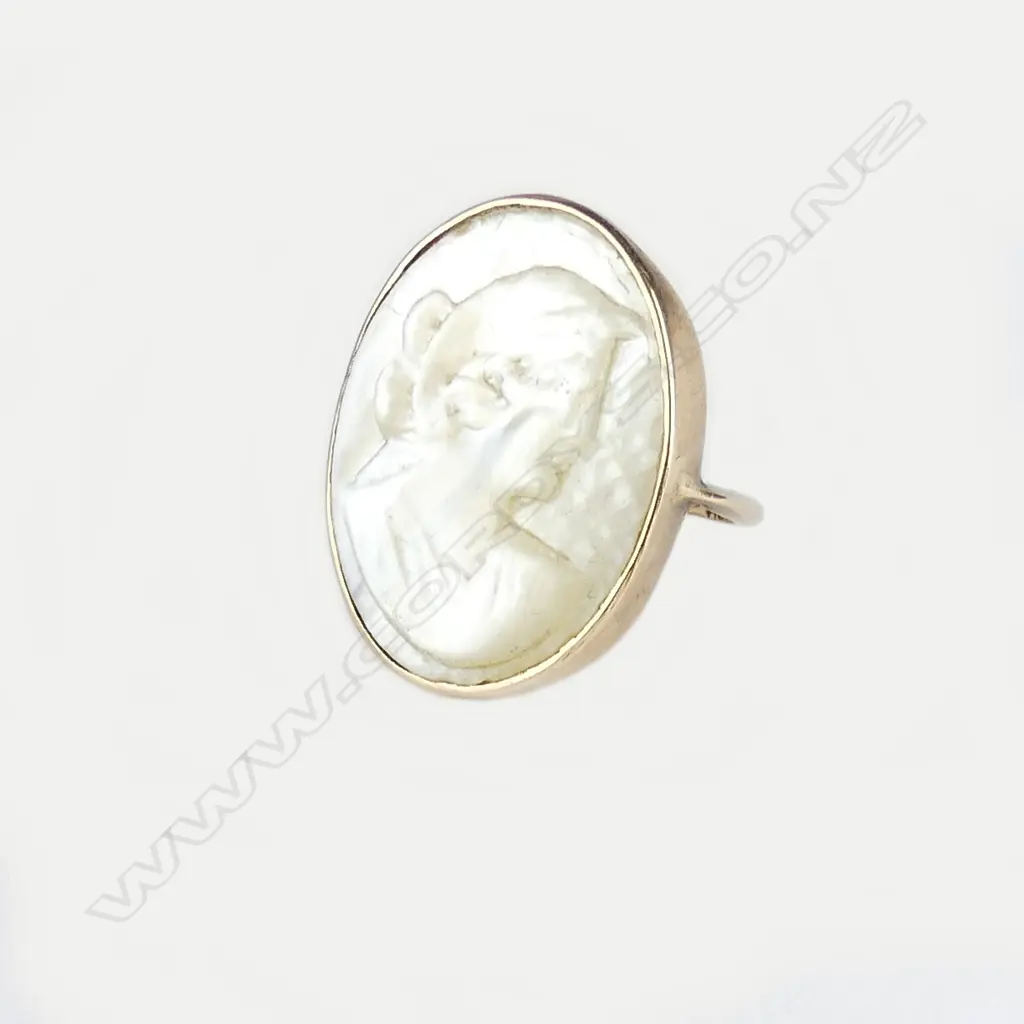 A 9ct rose gold and mother of pearl cameo ring Image 1++