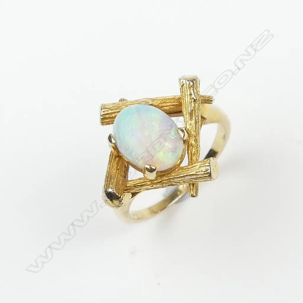A retro 14ct gold and opal ring Image 1++