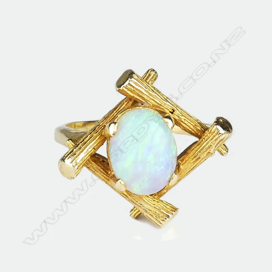 A retro 14ct gold and opal ring Image 1++