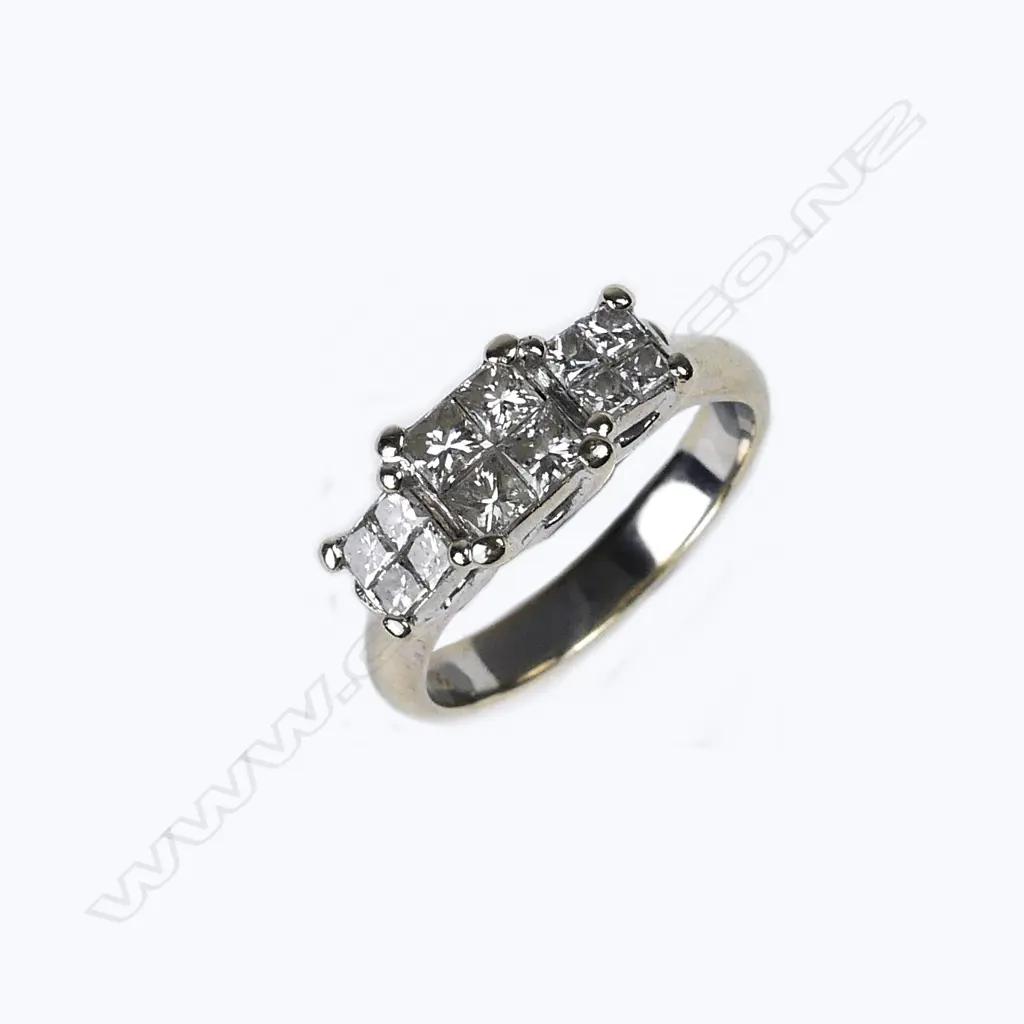 An 18ct white gold and diamond ring Image 1++