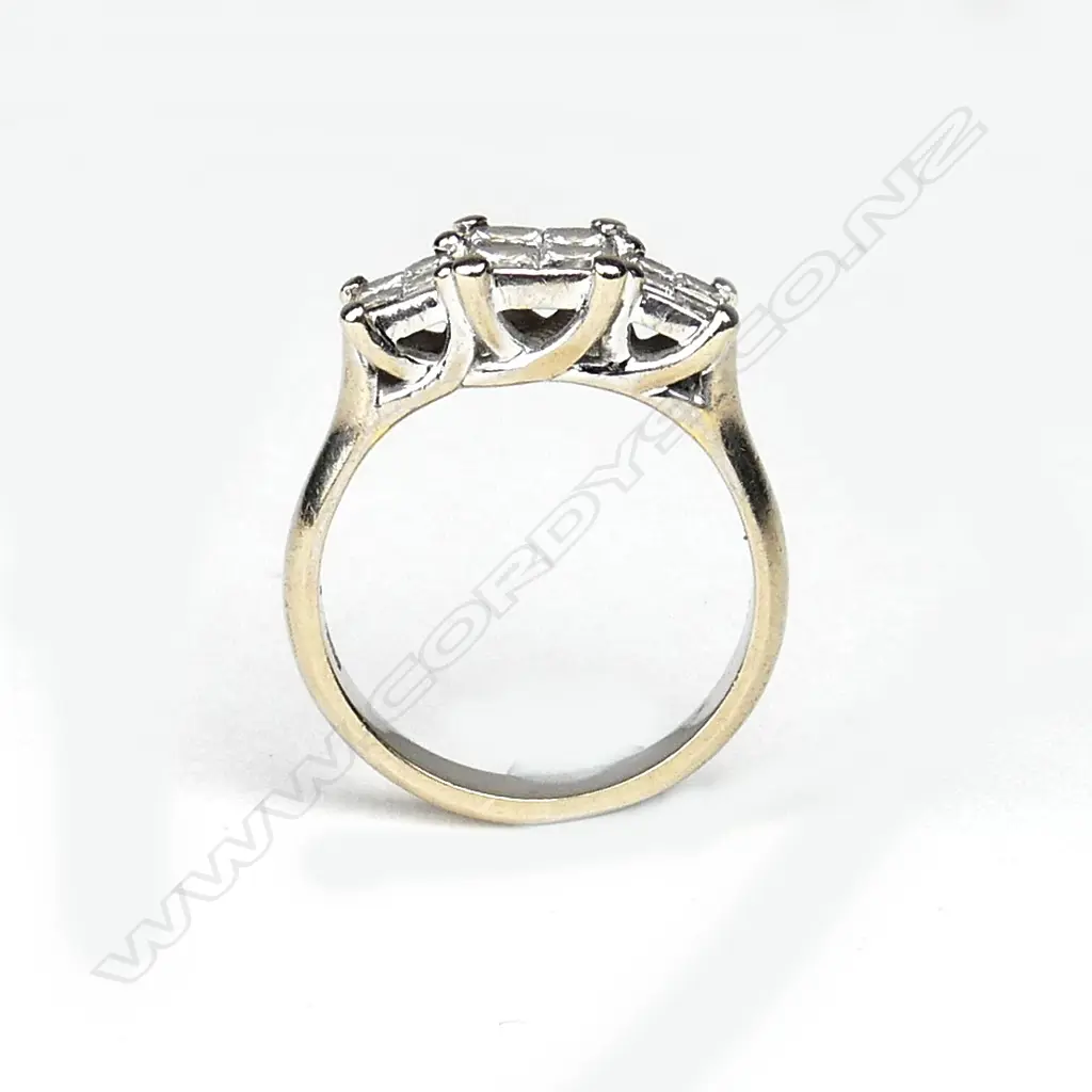 An 18ct white gold and diamond ring Image 1++