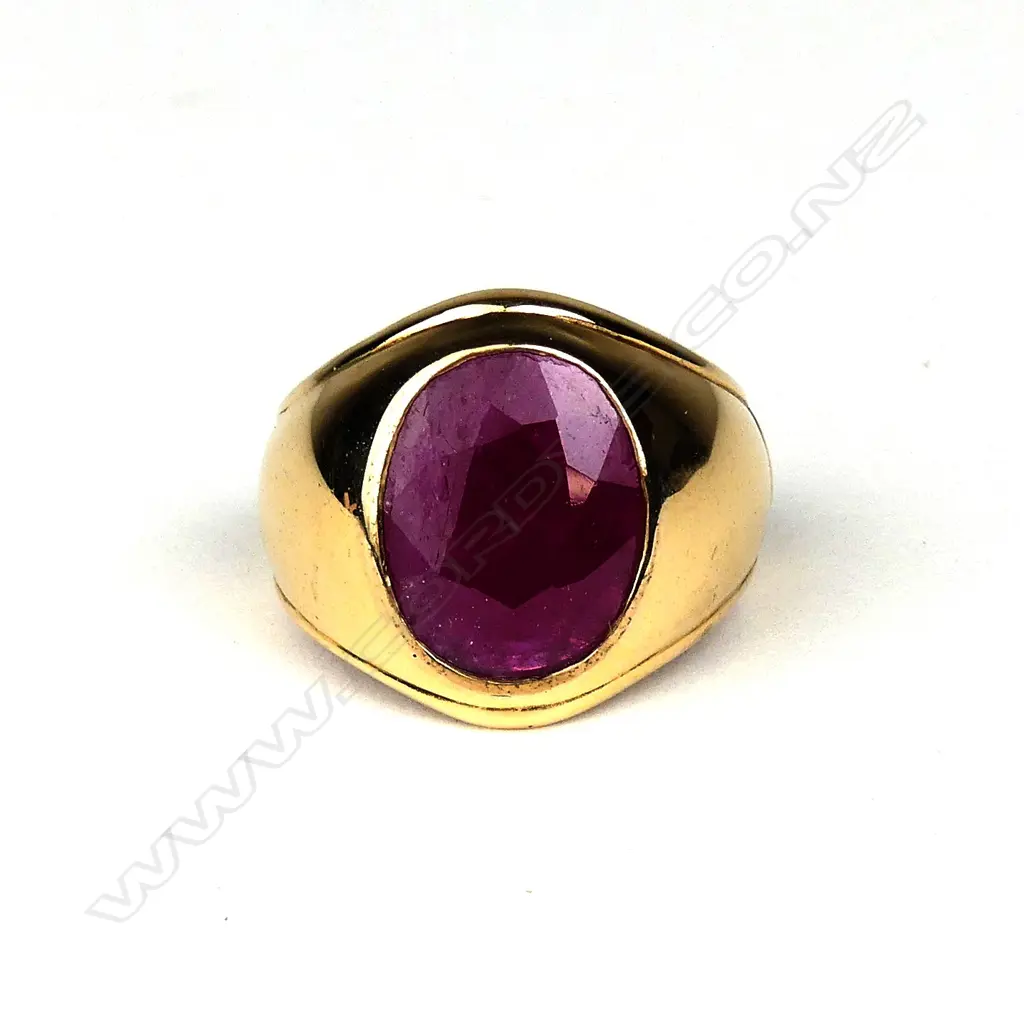 An 18ct gold and ruby gent's ring Image 1++