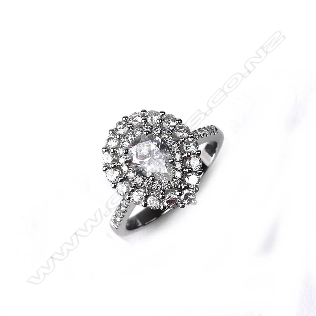 An 18ct white gold diamond ring Image 1++