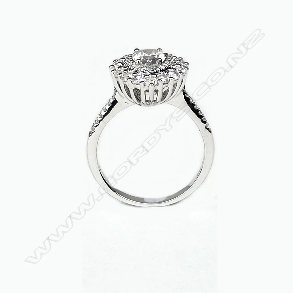 An 18ct white gold diamond ring Image 1++