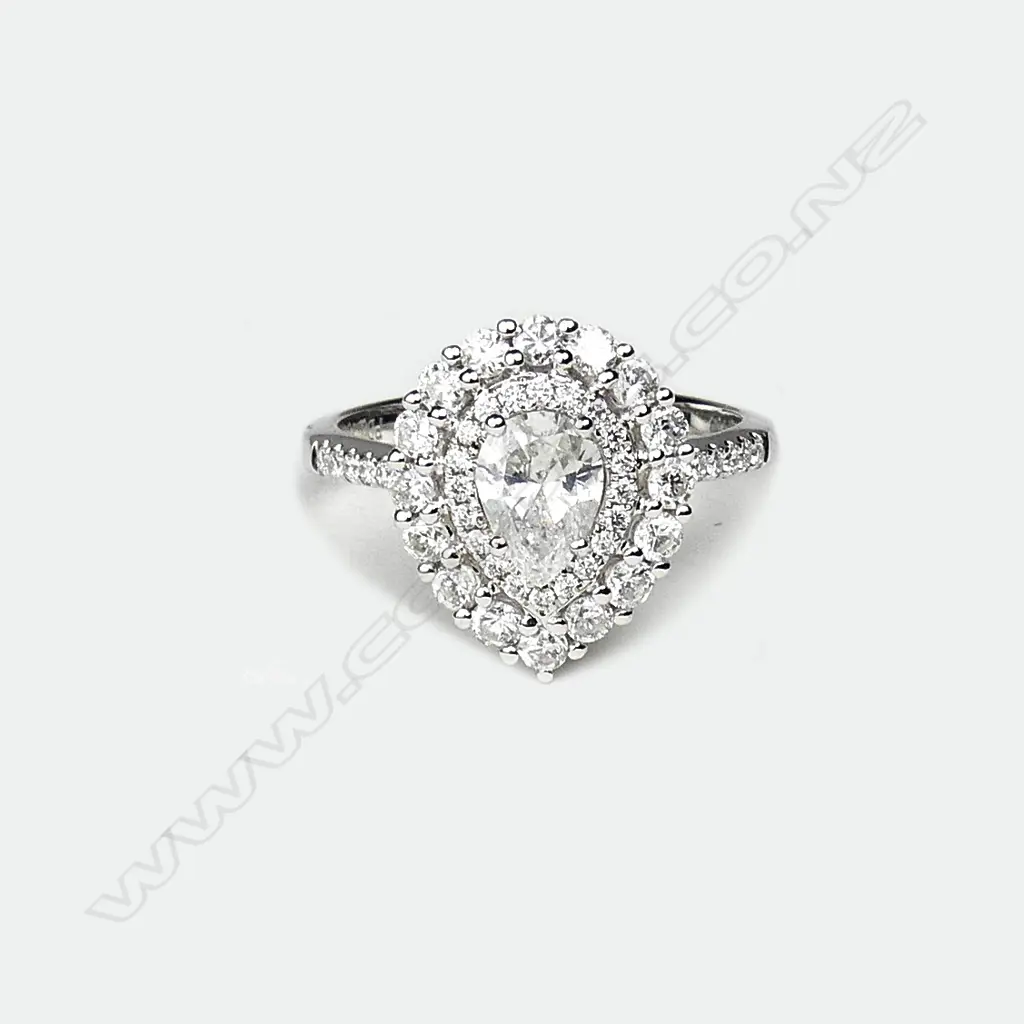 An 18ct white gold diamond ring Image 1++