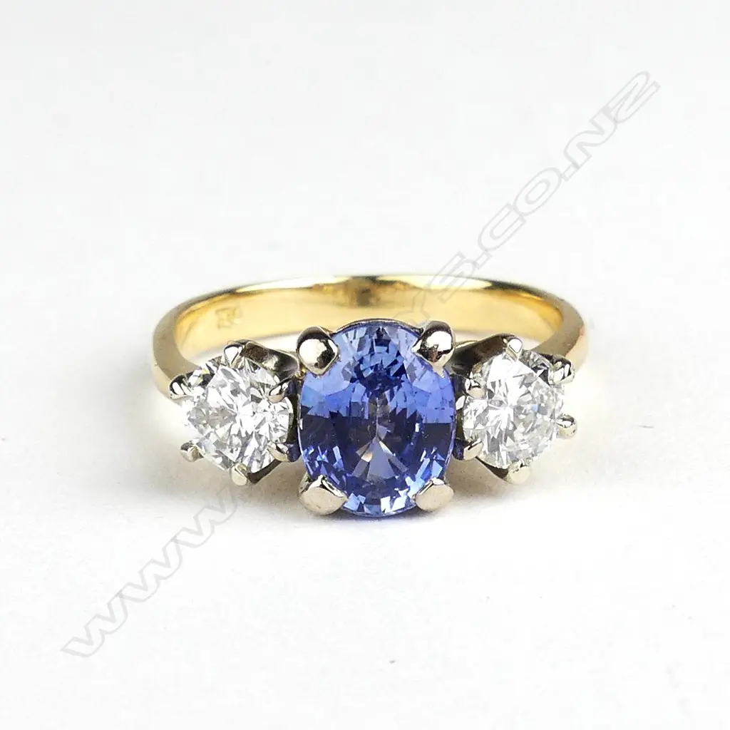 A lady's vintage 18ct. yellow gold sapphire and diamond ring Image 1++